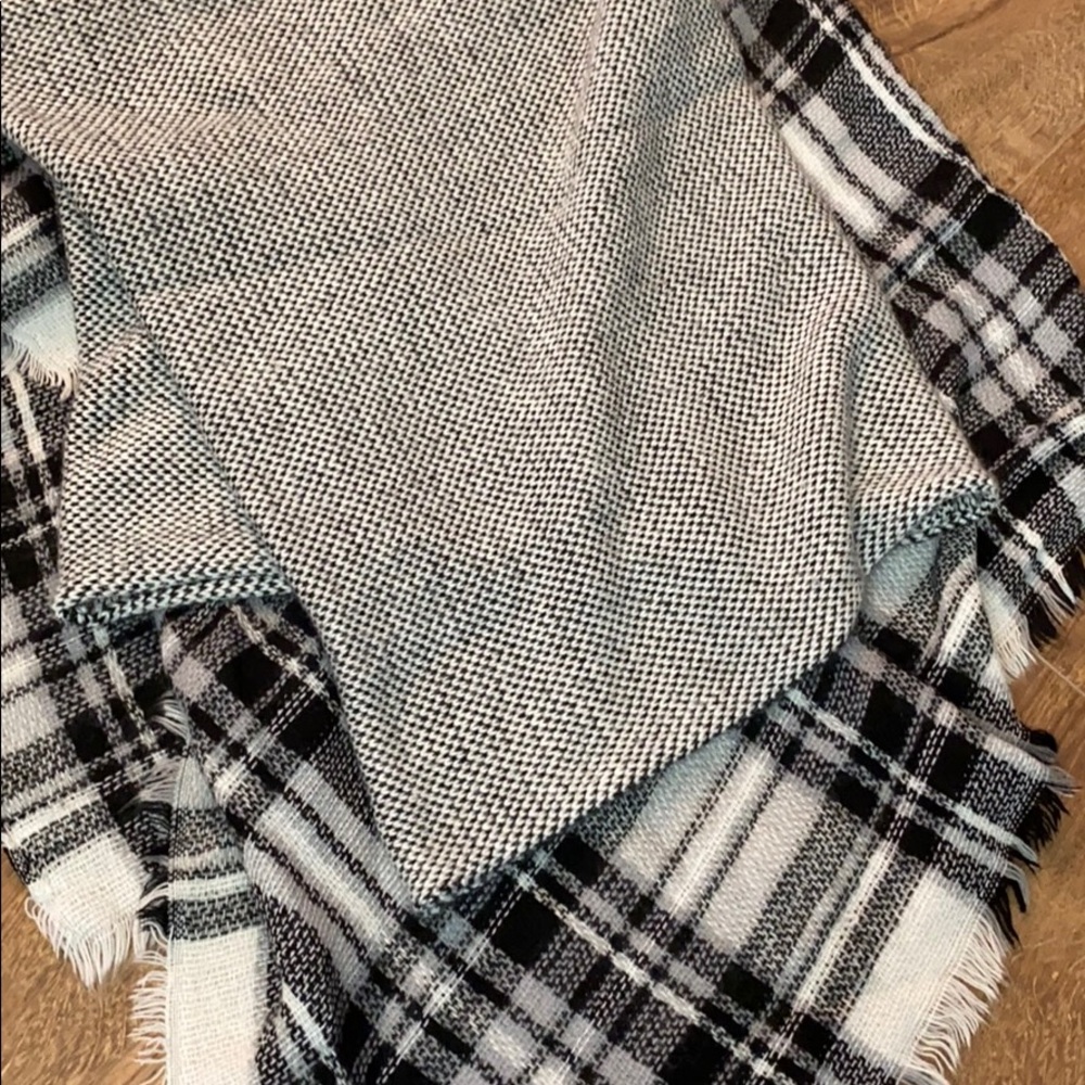 Black and white chunky scarf bundle